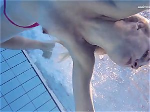 sizzling Elena displays what she can do under water